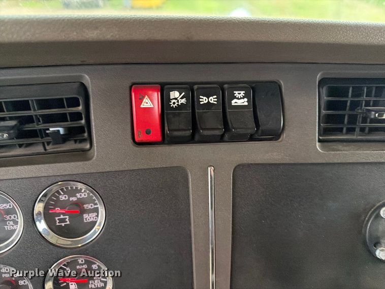 image for item EI7820 2019 Kenworth T680 semi truck