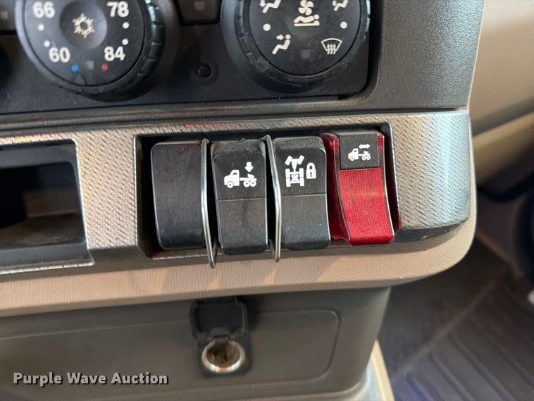 image for item EI7820 2019 Kenworth T680 semi truck