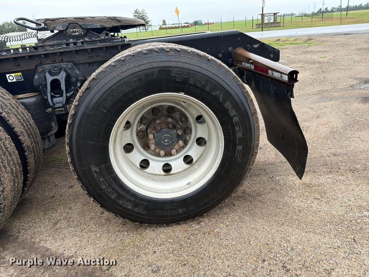 image for item EI7820 2019 Kenworth T680 semi truck
