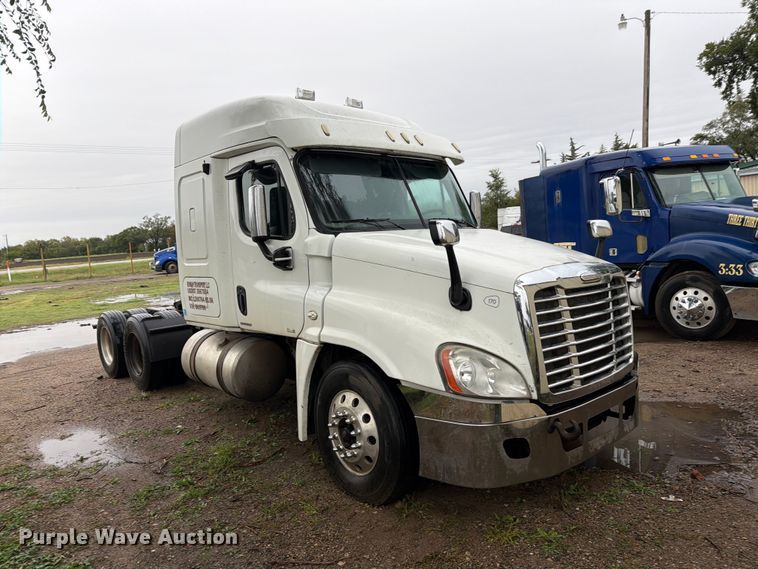 image for item EI7821 2012 Freightliner Cascadia 125 semi truck