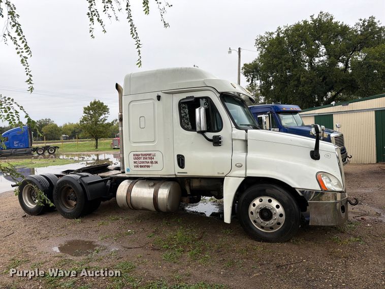 image for item EI7821 2012 Freightliner Cascadia 125 semi truck