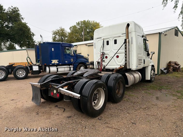 image for item EI7821 2012 Freightliner Cascadia 125 semi truck