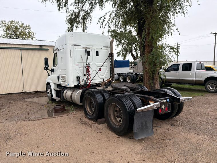 image for item EI7821 2012 Freightliner Cascadia 125 semi truck