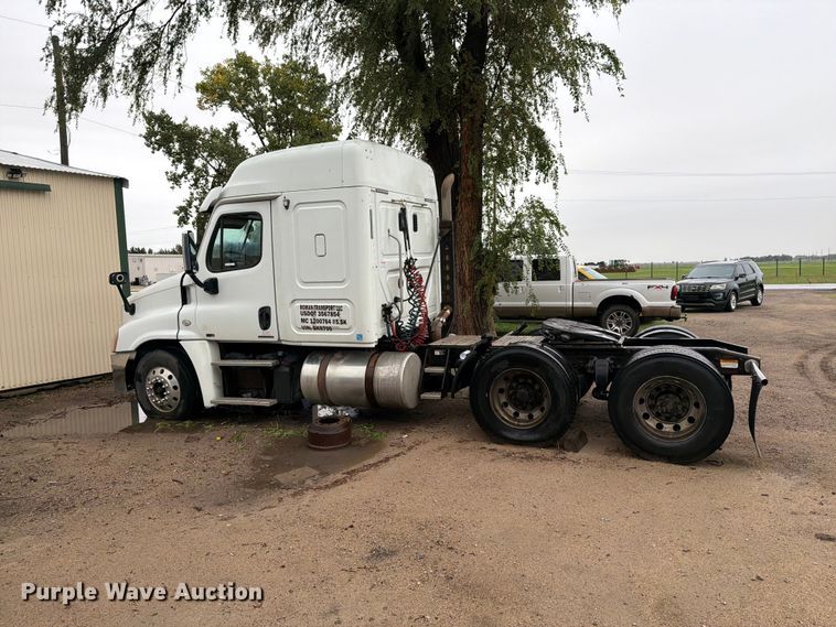 image for item EI7821 2012 Freightliner Cascadia 125 semi truck