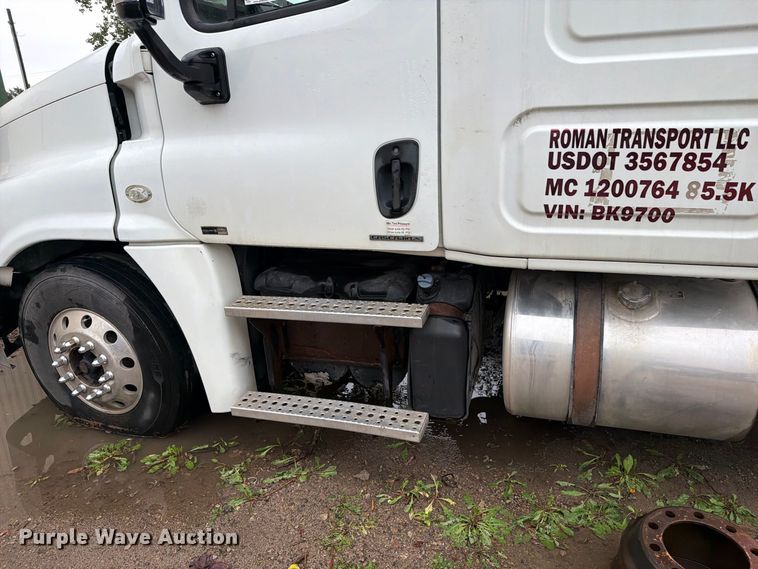 image for item EI7821 2012 Freightliner Cascadia 125 semi truck