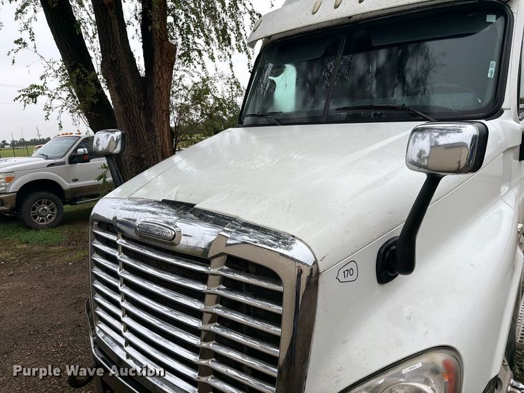 image for item EI7821 2012 Freightliner Cascadia 125 semi truck
