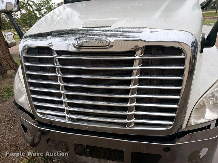 image for item EI7821 2012 Freightliner Cascadia 125 semi truck