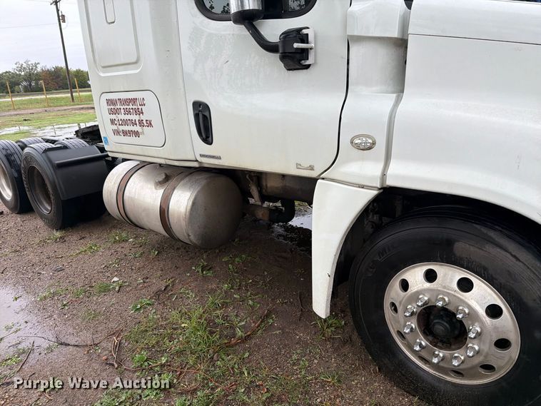 image for item EI7821 2012 Freightliner Cascadia 125 semi truck