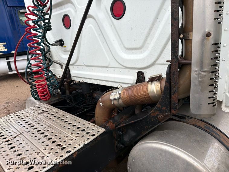 image for item EI7821 2012 Freightliner Cascadia 125 semi truck