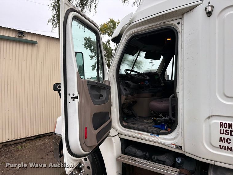 image for item EI7821 2012 Freightliner Cascadia 125 semi truck