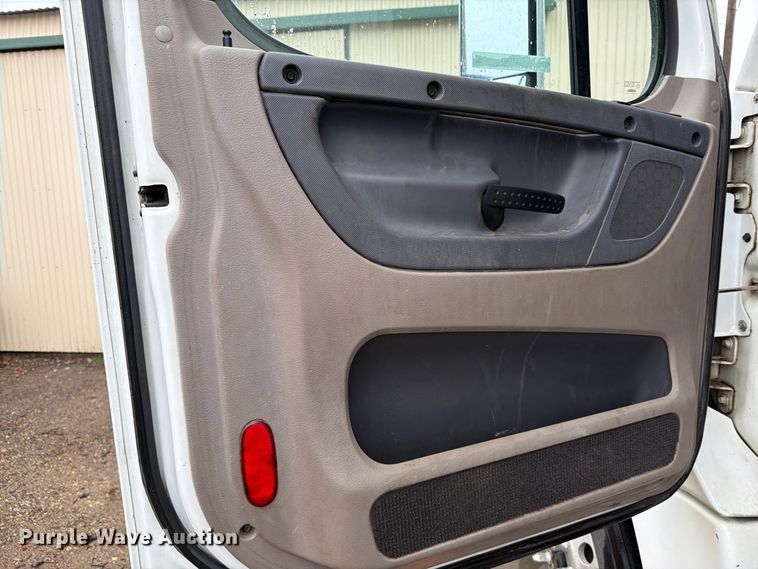 image for item EI7821 2012 Freightliner Cascadia 125 semi truck