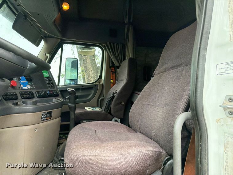 image for item EI7821 2012 Freightliner Cascadia 125 semi truck