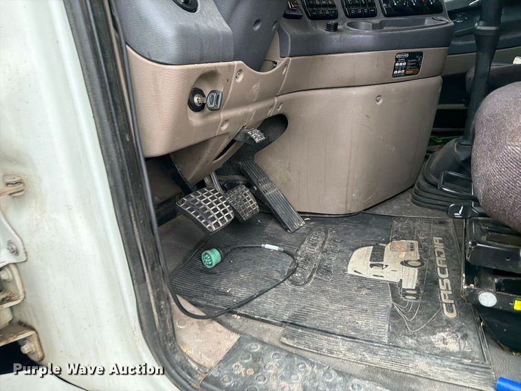 image for item EI7821 2012 Freightliner Cascadia 125 semi truck