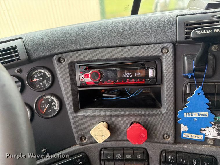 image for item EI7821 2012 Freightliner Cascadia 125 semi truck