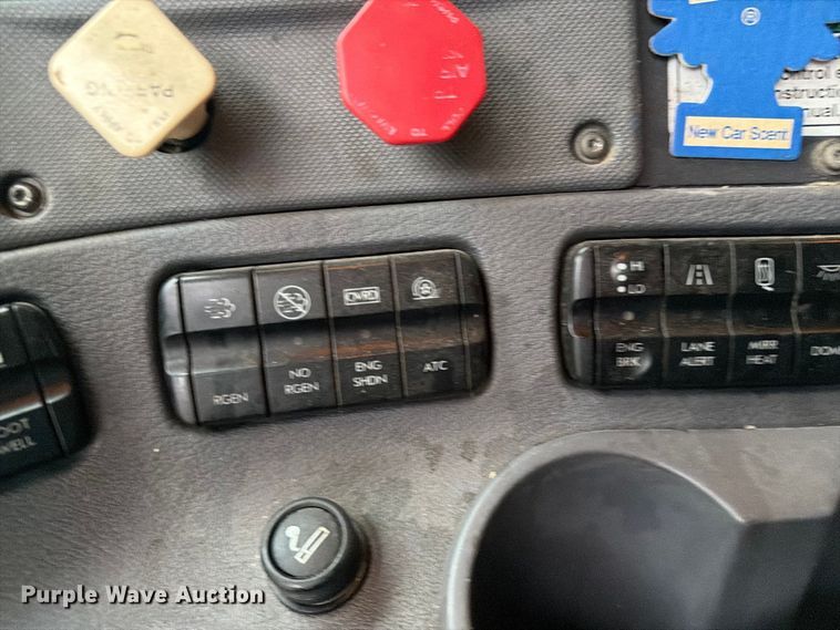 image for item EI7821 2012 Freightliner Cascadia 125 semi truck