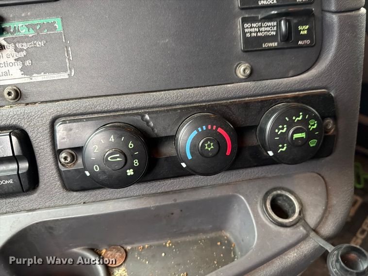 image for item EI7821 2012 Freightliner Cascadia 125 semi truck