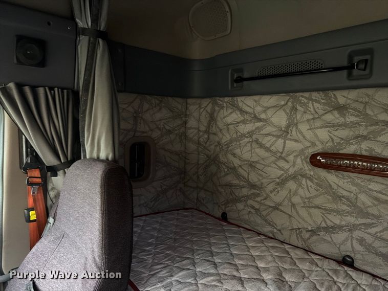image for item EI7821 2012 Freightliner Cascadia 125 semi truck
