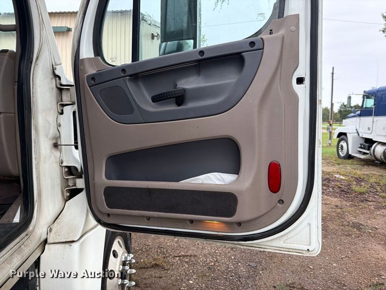 image for item EI7821 2012 Freightliner Cascadia 125 semi truck
