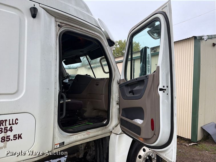 image for item EI7821 2012 Freightliner Cascadia 125 semi truck