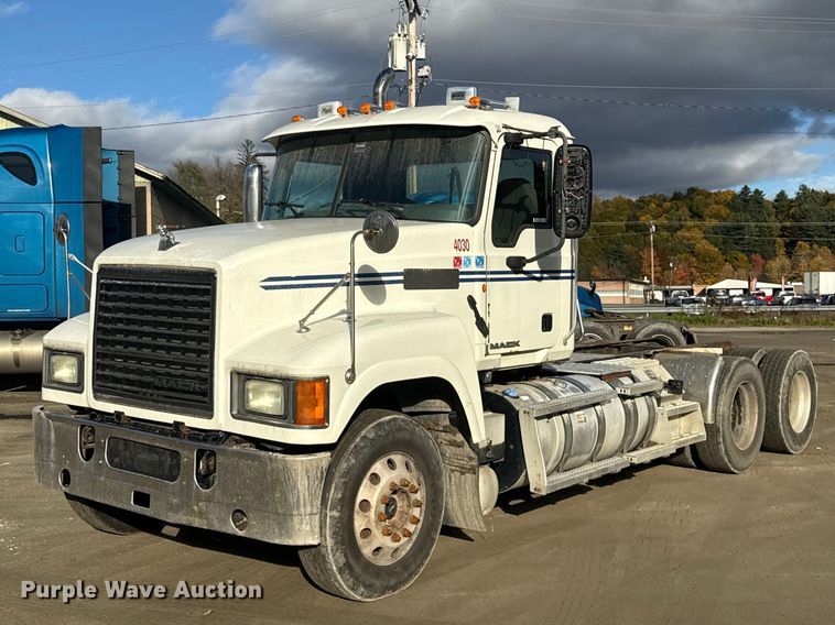 image for item EN3979 2015 Mack CHU613  semi truck