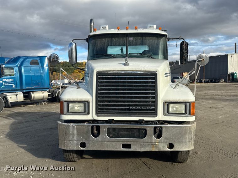image for item EN3979 2015 Mack CHU613  semi truck