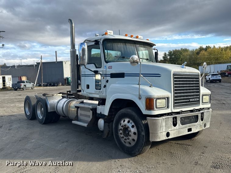 image for item EN3979 2015 Mack CHU613  semi truck