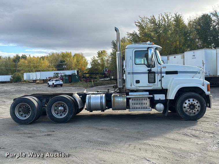 image for item EN3979 2015 Mack CHU613  semi truck