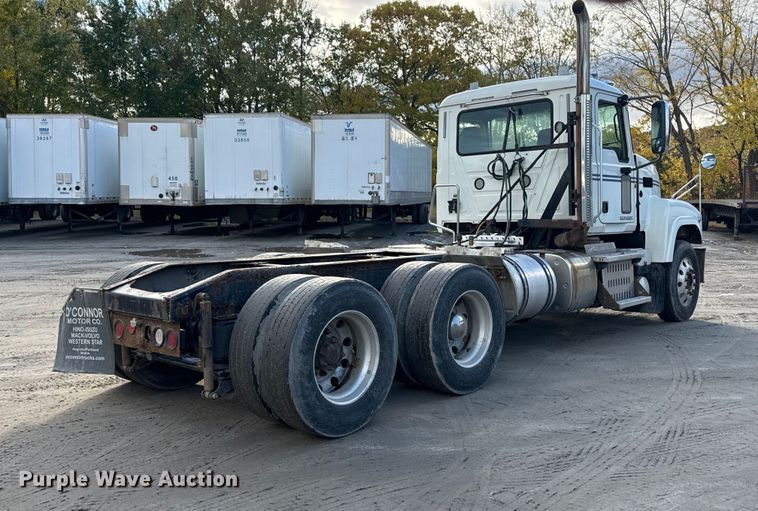 image for item EN3979 2015 Mack CHU613  semi truck