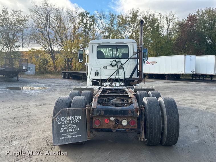 image for item EN3979 2015 Mack CHU613  semi truck