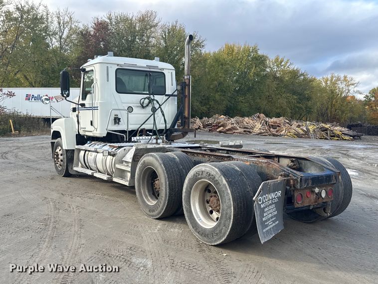 image for item EN3979 2015 Mack CHU613  semi truck