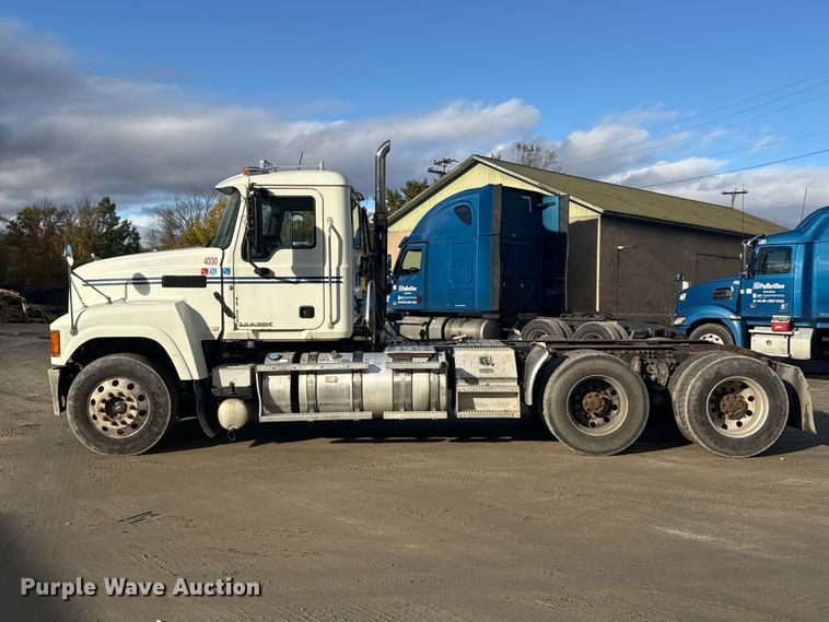 image for item EN3979 2015 Mack CHU613  semi truck