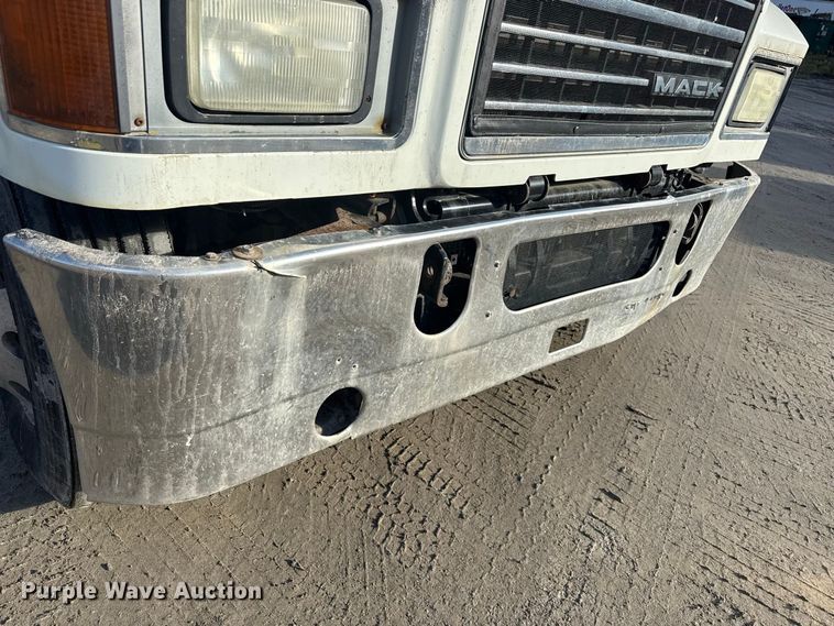 image for item EN3979 2015 Mack CHU613  semi truck