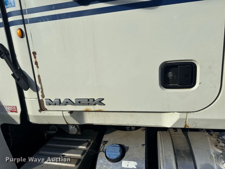 image for item EN3979 2015 Mack CHU613  semi truck