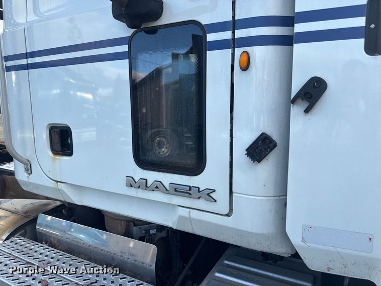 image for item EN3979 2015 Mack CHU613  semi truck