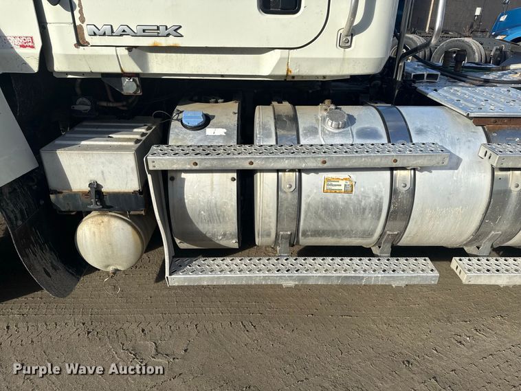 image for item EN3979 2015 Mack CHU613  semi truck
