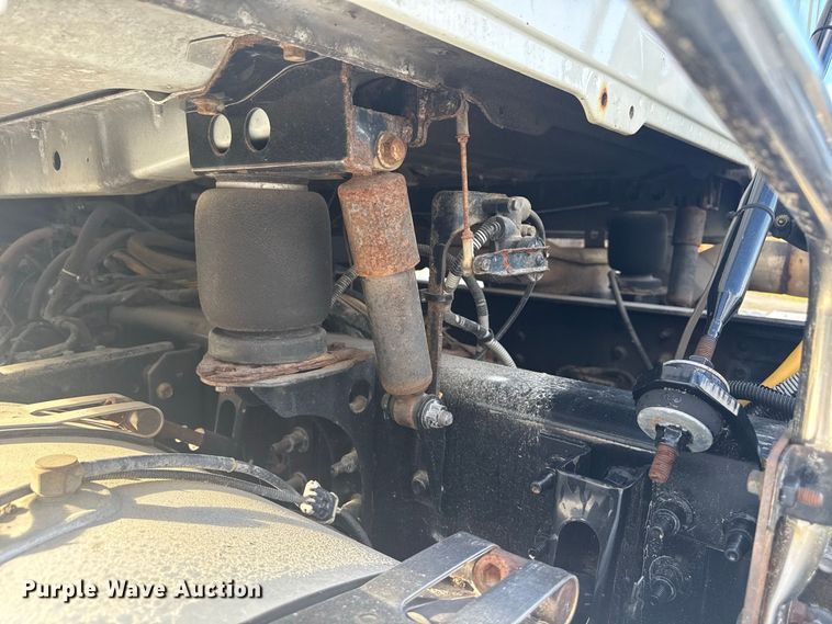 image for item EN3979 2015 Mack CHU613  semi truck