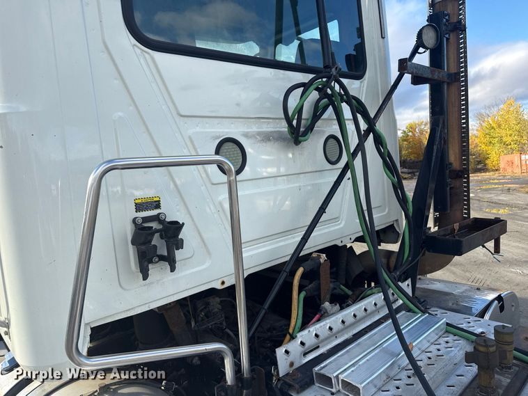 image for item EN3979 2015 Mack CHU613  semi truck