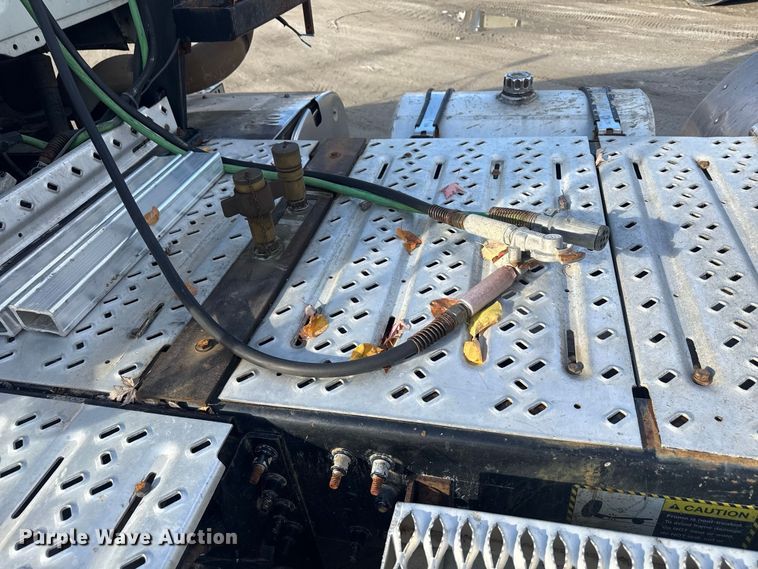 image for item EN3979 2015 Mack CHU613  semi truck