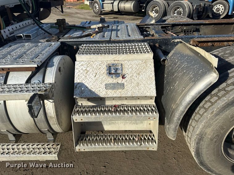 image for item EN3979 2015 Mack CHU613  semi truck