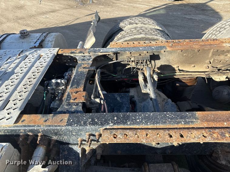 image for item EN3979 2015 Mack CHU613  semi truck