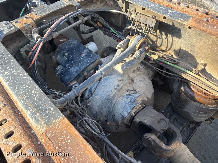 image for item EN3979 2015 Mack CHU613  semi truck