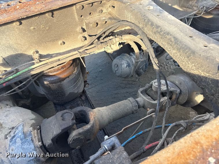 image for item EN3979 2015 Mack CHU613  semi truck