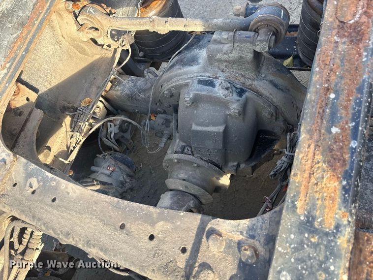 image for item EN3979 2015 Mack CHU613  semi truck