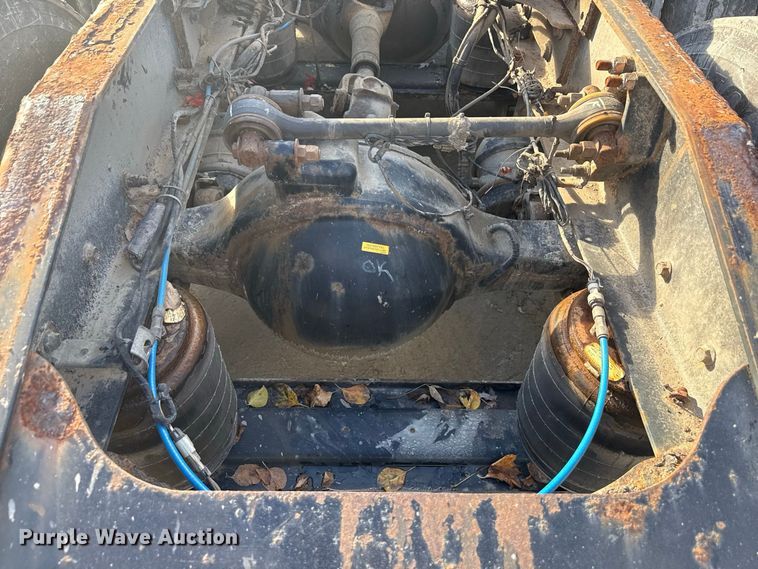 image for item EN3979 2015 Mack CHU613  semi truck
