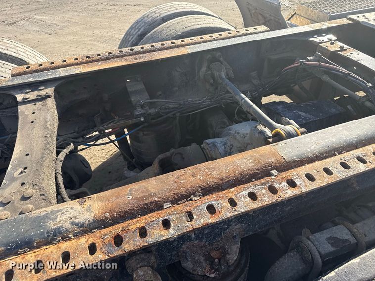 image for item EN3979 2015 Mack CHU613  semi truck
