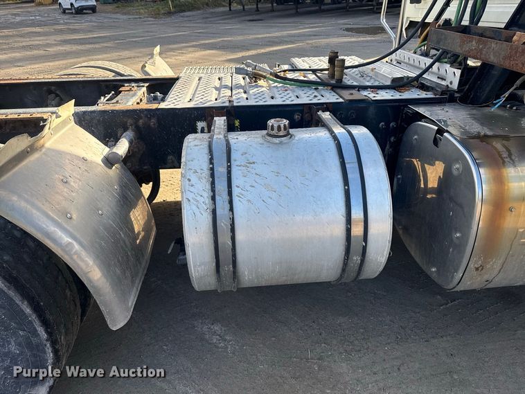 image for item EN3979 2015 Mack CHU613  semi truck