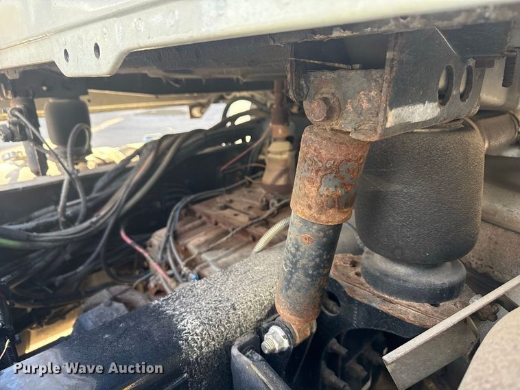 image for item EN3979 2015 Mack CHU613  semi truck