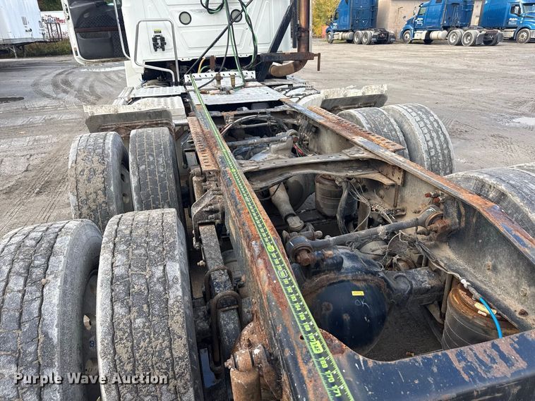 image for item EN3979 2015 Mack CHU613  semi truck