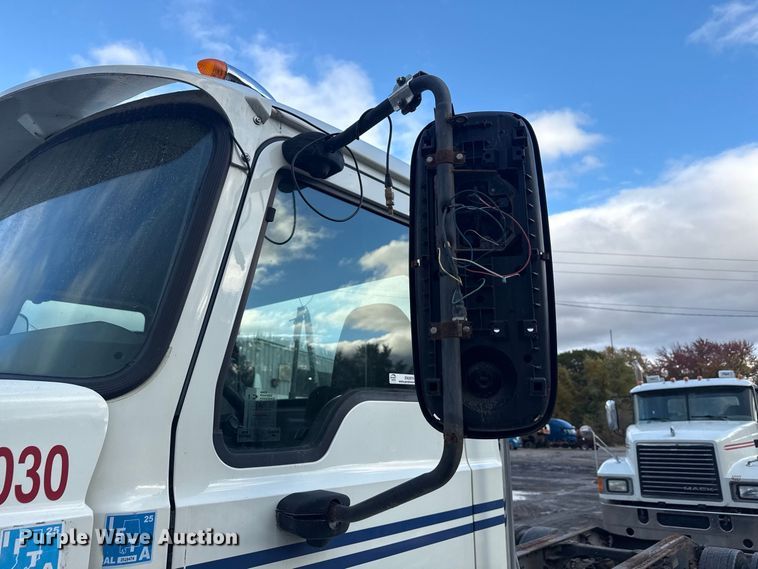 image for item EN3979 2015 Mack CHU613  semi truck