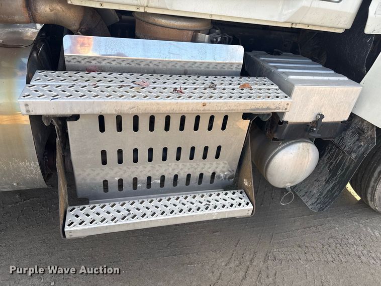 image for item EN3979 2015 Mack CHU613  semi truck